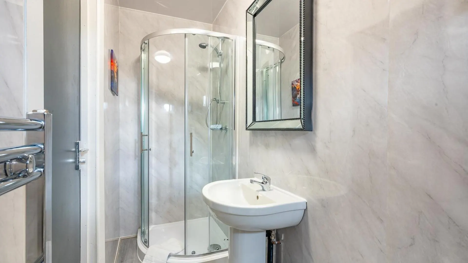 Homestay *Ra246* For Your Most Relaxed & Cosy Stay + Free Parking + Free Fast Wifi * Leeds