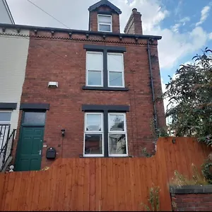 Grove House - 4 Bedroom Sleeps 8 Only 1 Mile From Centre Leeds (West Yorkshire)